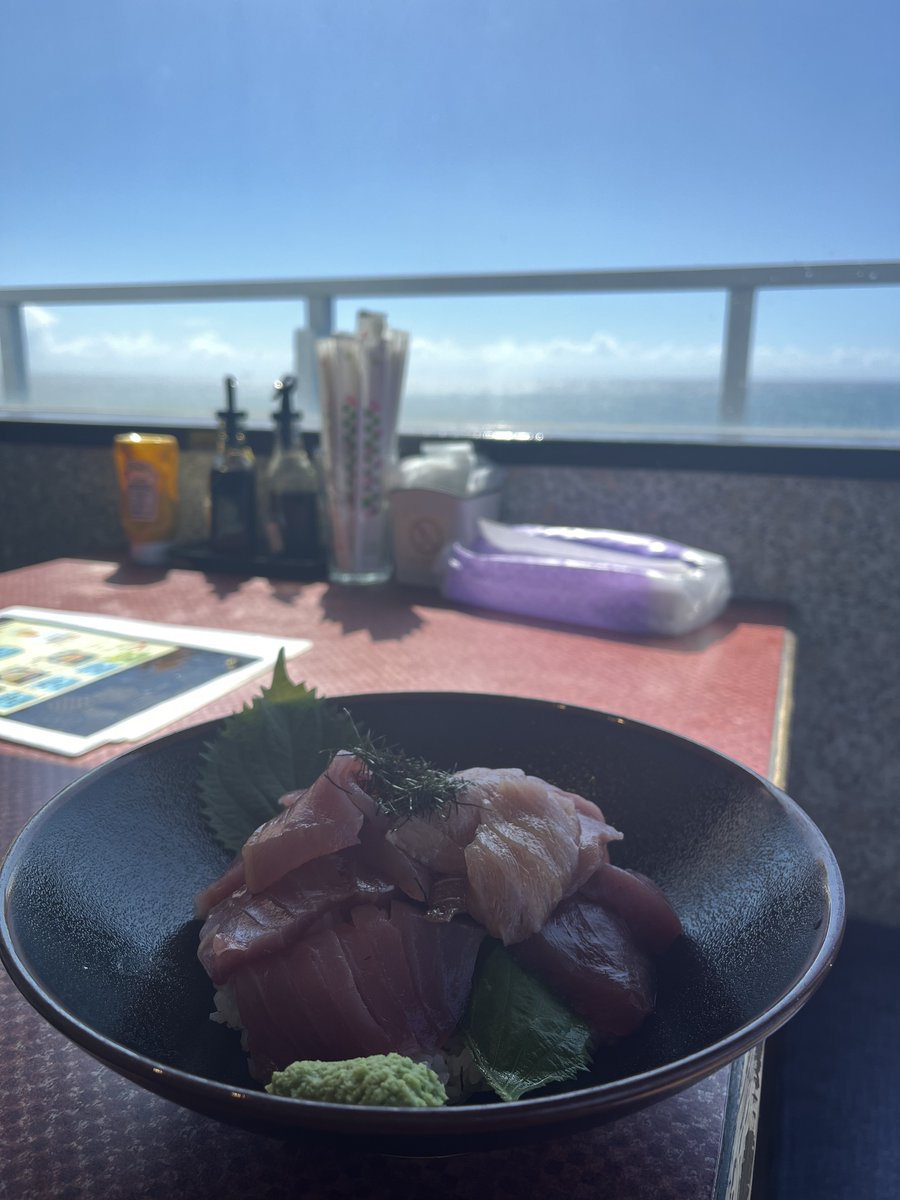 11pre726's tweet image. 海の見えるレストランでまぐろ丼食べてきた