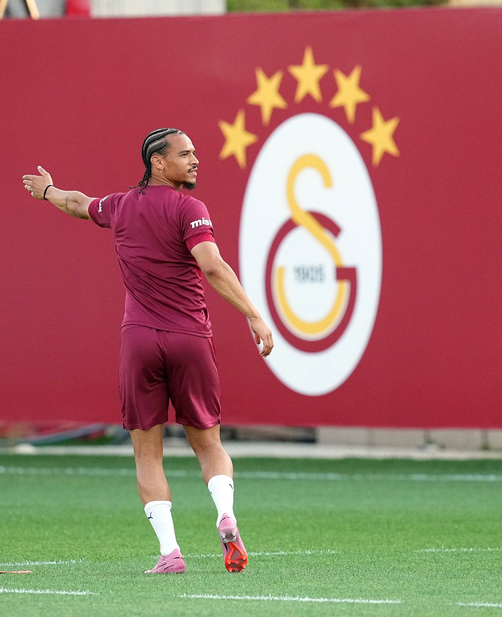CimbomFacts's tweet image. 🎙️ Kaya Temel:
"Leroy Sané, Kemerburgaz’da takımla birlikte yaptığı antrenmanlardan ayrı özel olarak da çalışmalar yapıyor. Günü çift idmanla tamamlıyor. Sane yükleniyor."