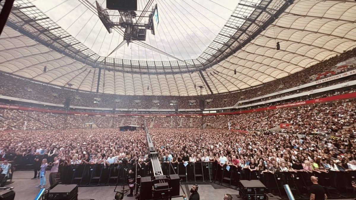 EXECUTIVEXMEDIA's tweet image. Jennifer Lopez performed to a crowd of reportedly over 70,000 people at her show in Warsaw, Poland.
Unstoppable Latina.