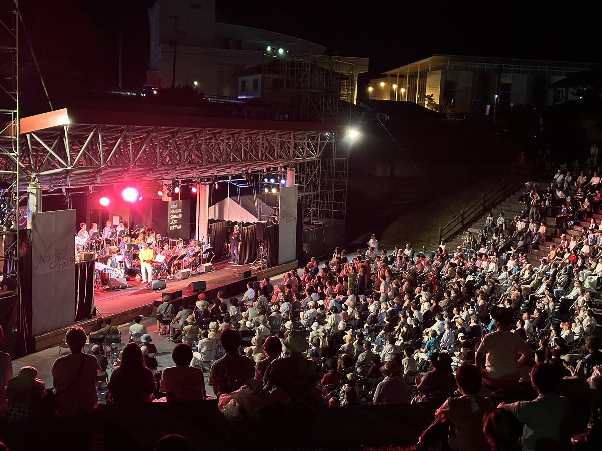 NangoJazz's tweet image. 今年の南郷ジャズ、トリを飾る熱帯JAZZ楽団のステージがスタートしています🎺✨
ステージも客席もアツい🔥最高の盛り上がりを見せています!
#南郷サマージャズフェスティバル