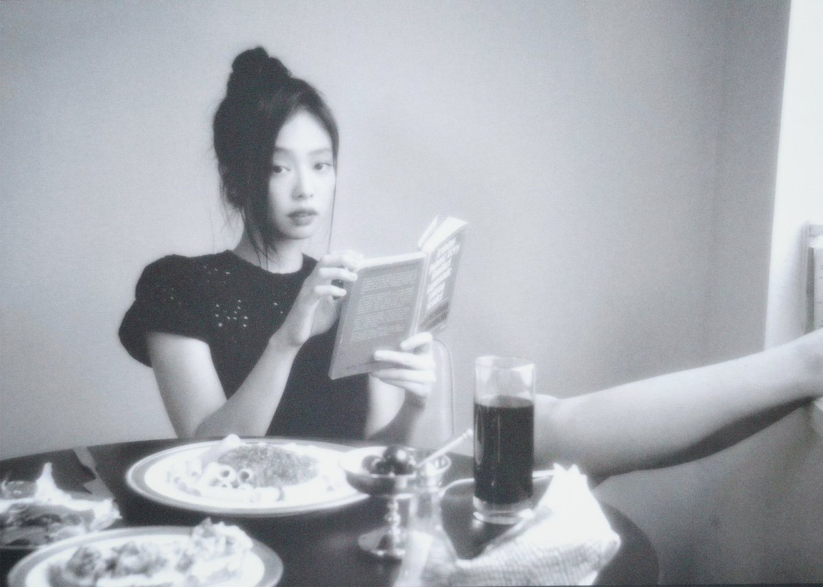 yk2aii's tweet image. crying over the fact that there鈥檚 only one jennie kim in this world