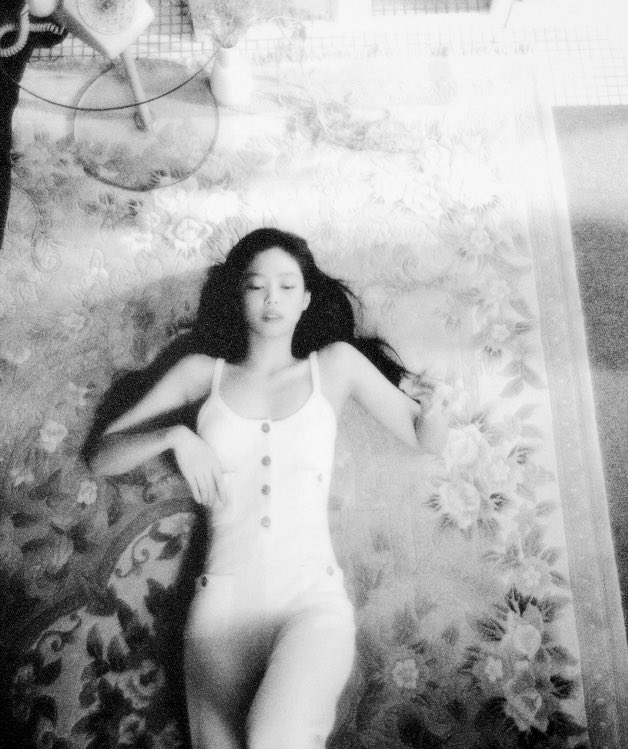 yk2aii's tweet image. crying over the fact that there鈥檚 only one jennie kim in this world