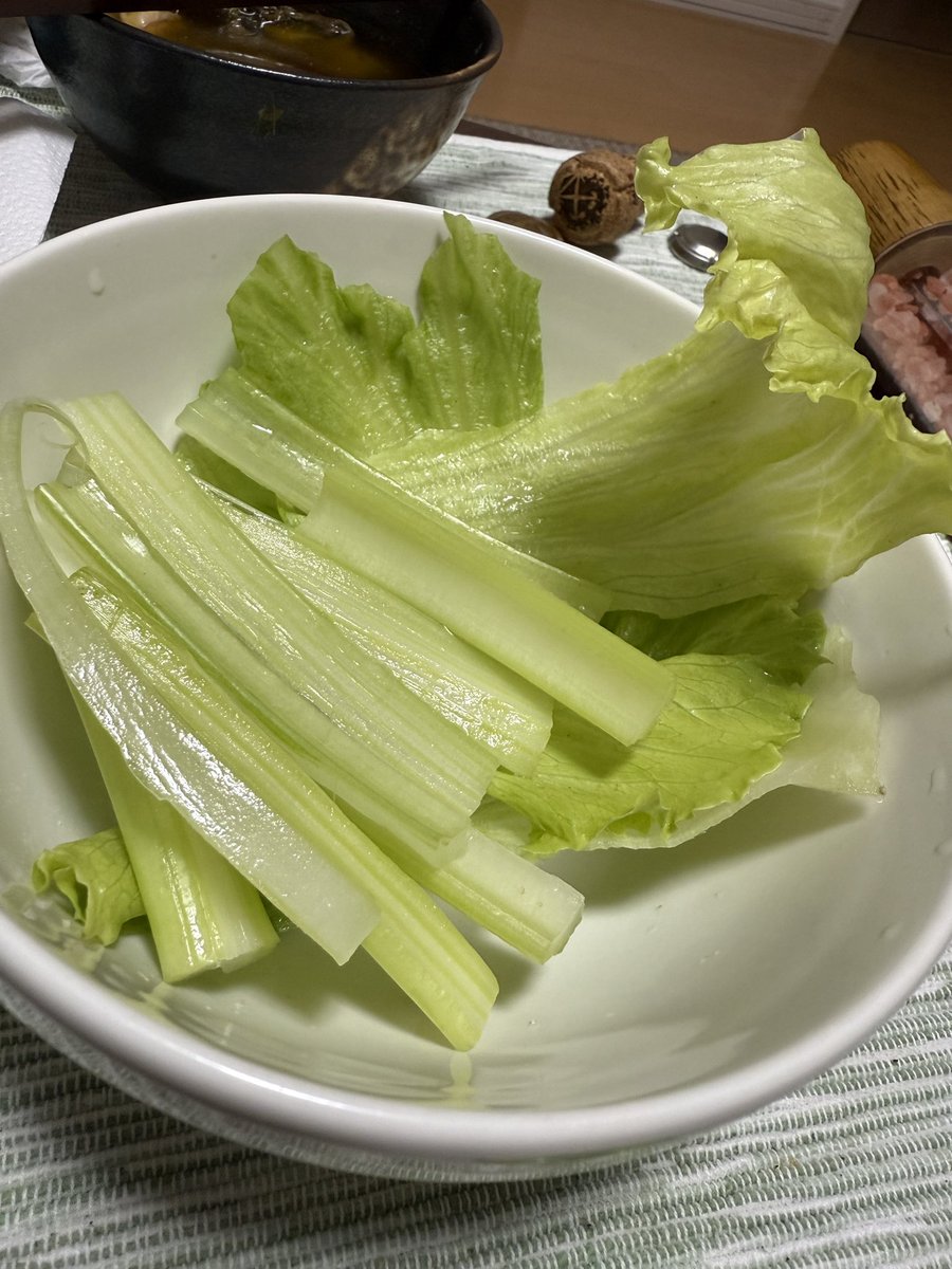 yasuHejira's tweet image. セロリの皮を剥いていたら
香りが指についた
野菜の香りってリラックスするなぁ