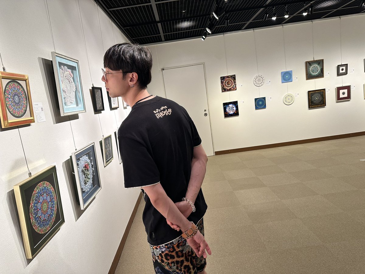 official_shiki's tweet image. みなとみらいギャラリーにて
曼荼羅アート展へ!
切り絵作家のTaraさん(@taradeath)が出展されているので観てきました✨
相変わらず今回も当然"やってる"Taraさんの作品にうっとり😍
たくさんの表現方法で描かれた作品たちがボリューム満点で見応えのある展示会でした!
📍みなとみらいギャラリー