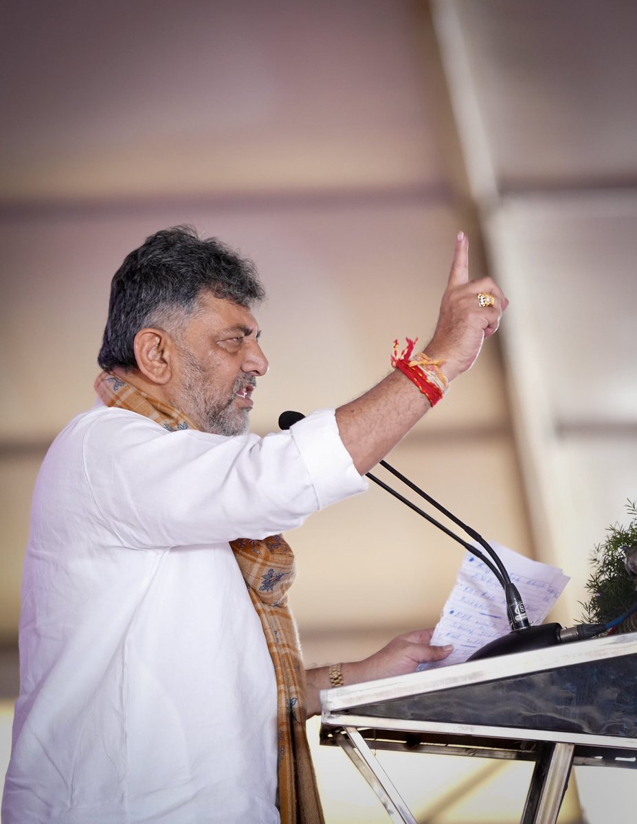 DKShivakumar's tweet image. ಹಾಸನದ ಜನತೆ ಶಿವಲಿಂಗೇಗೌಡ, ಶ್ರೇಯಸ್ ಪಟೇಲ್ರನ್ನು ಗೆಲ್ಲಿಸಿ ರಾಜ್ಯಕ್ಕೆ ಎರಡು ಕಣ್ಣುಗಳಾಗಿ ಶಕ್ತಿ ಕೊಟ್ಟಿದ್ದಾರೆ
ಇಂದು ಅರಸೀಕೆರೆಯ ತಾಲೂಕು ಕ್ರೀಡಾಂಗಣದಲ್ಲಿ ಆಯೋಜಿಸಿದ್ದ ಅರಸೀಕೆರೆ ವಿಧಾನಸಭಾ ಕ್ಷೇತ್ರ ವ್ಯಾಪ್ತಿಯ ವಿವಿಧ ಕಾಮಗಾರಿಗಳ ಶಂಕುಸ್ಥಾಪನೆ ಹಾಗೂ ಉದ್ಘಾಟನಾ ಸಮಾವೇಶದಲ್ಲಿ ಪಾಲ್ಗೊಂಡು ಮಾತನಾಡಿದೆ.
ರಾಜ್ಯದಲ್ಲಿ ಕಾಂಗ್ರೆಸ್…