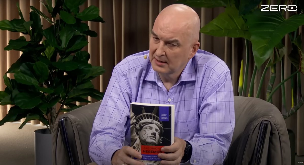 Przeswity's tweet image. W najnowszym odcinku @GroundZeroPL Panowie gen. Rajmund Andrzejczak i @SlawomirDebski - polecali książki, które warto przeczytać.
Na 14 wyróżnionych tytułów, aż 4 z nich zostały wdane pod marką Prześwitów:
"Zagubiony hegemon"
mtbiznes.pl/przeswity/wyda…
"Szpiedzy w Peral Harbor"…