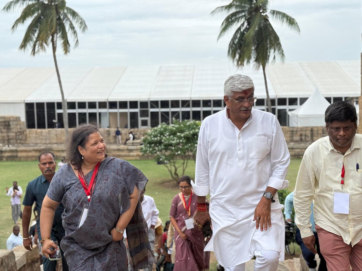 भारत के महान शासकों में अग्रणी रहे चोल वंश के सम्राट राजेंद्र चोल जी की जन्म जयंती पर आयोजित “आड़ी तिरुवथिरै उत्सव” के समापन अवसर पर कल 27 जुलाई को यशस्वी प्रधानमंत्री श्री <a href="/narendramodi/">Narendra Modi</a> जी गंगाईकोंडा चोलपुरम ( तमिलनाडु) पहुँचेंगे। 

आज कार्यक्रम स्थल पर पहुंचकर प्रबंध व्यवस्था