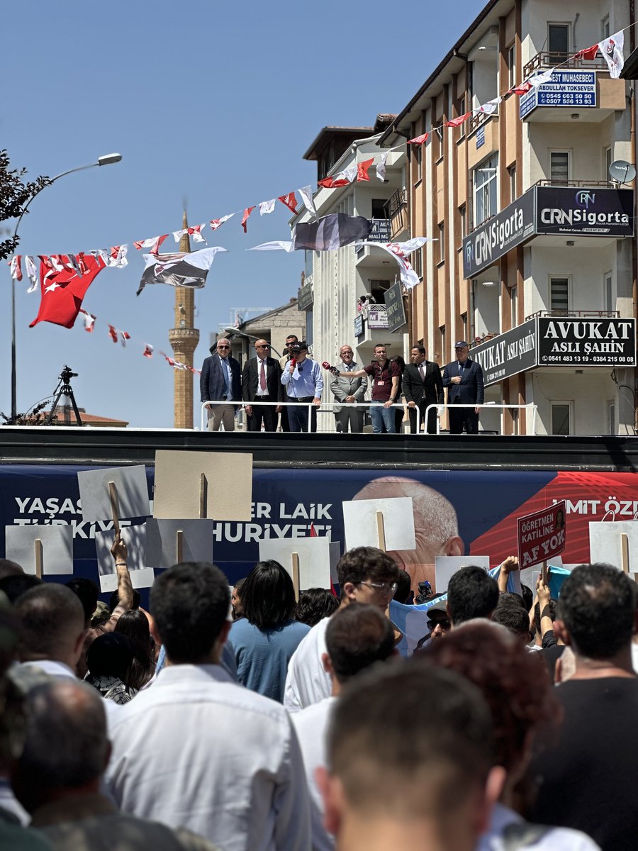 EditsOzdag's tweet photo. 💥#SonDakika | Ümit Özdağ, yeni il binasını açacağı Nevşehir’de halka hitap ediyor. 

Kalabalık, açılışı Mitinge dönüştürdü. https://t.co/fVt3f7zjzO