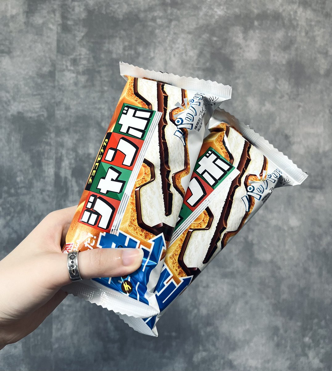 M_gzart's tweet image. 葵さんが好きって言ってたから、チョコモナカジャンボ買ってきたよ🍫