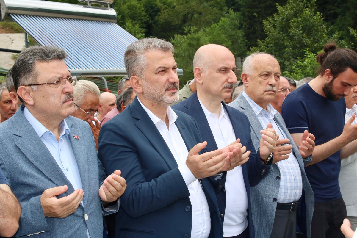 61hemensimdi's tweet image. Kahramanmaraş Sütçü İmam Üniversitesi İlahiyat Fakültesi Kurucu Dekanı, Cumhuriyet Dönemi ilk kurra hafızlarından Merhum Prof. Dr. Hüseyin Tural hocamızı son yolculuğuna uğurladık.
Merhuma Allah’tan rahmet; ailesine, yakınlarına ve tüm talebelerine başsağlığı diliyorum.…