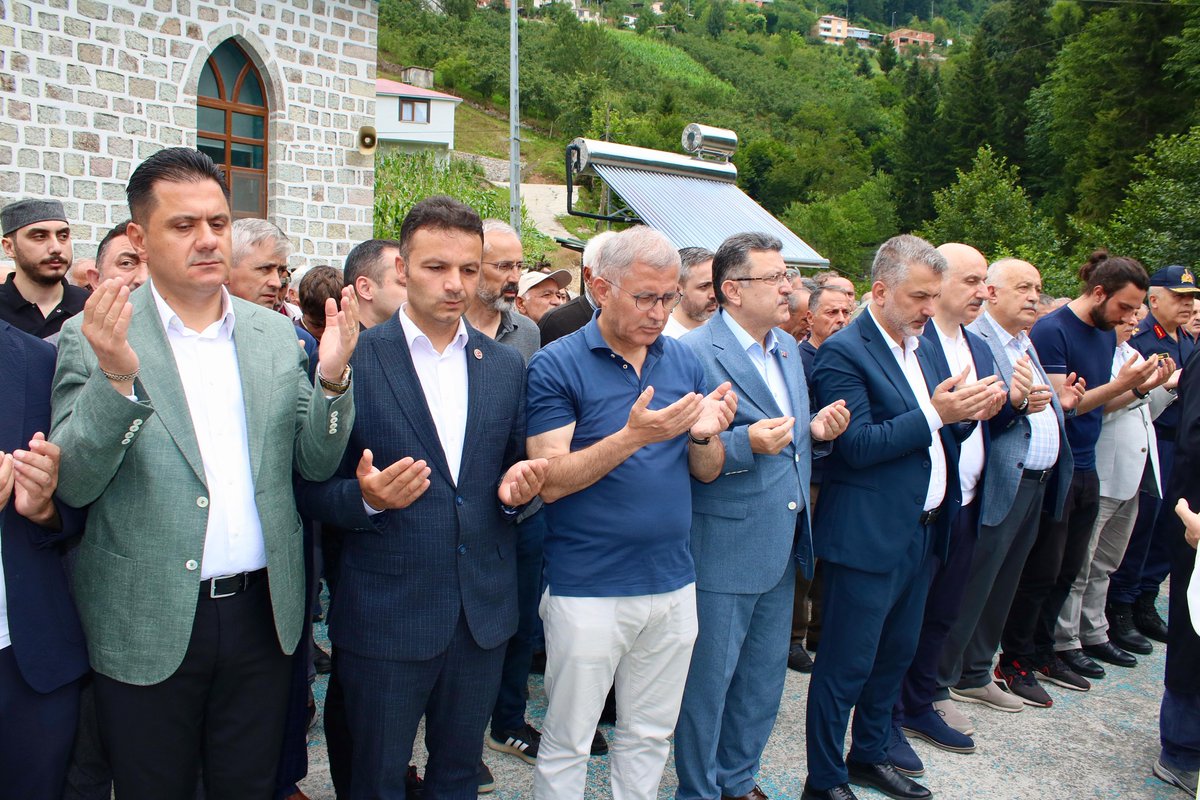 61hemensimdi's tweet image. Kahramanmaraş Sütçü İmam Üniversitesi İlahiyat Fakültesi Kurucu Dekanı, Cumhuriyet Dönemi ilk kurra hafızlarından Merhum Prof. Dr. Hüseyin Tural hocamızı son yolculuğuna uğurladık.
Merhuma Allah’tan rahmet; ailesine, yakınlarına ve tüm talebelerine başsağlığı diliyorum.…
