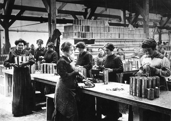 AndrewRawson11's tweet image. Most towns and cities opened National Shell Factories in existing buildings. They were set up to make small calibre shells for field guns using spare lathes. They employed around 80 per cent women because the parts were small and light. The men were the mechanics and overseers.