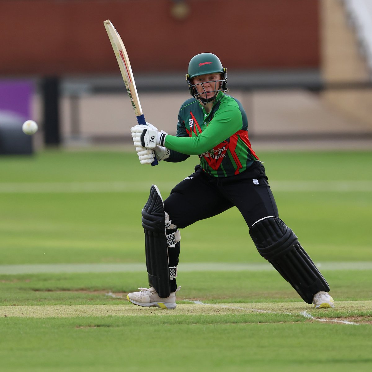 leicswomenccc's tweet image. 1โฃ4โฃ0โฃ ON THE BOARD. ๐ฏ
Superb knocks from Hughes (47) and Sweet (38), helped by Phillips' (13*, 5b) late cameo guides us to 140/7. ๐ช
Over to the bowlers.
#Foxes๐ฆ