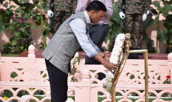 PIB_India's tweet image. Union Ministers @mansukhmandviya and Sanjay Seth Leads 'Kargil Vijay Diwas Padyatra' in Dras to Commemorate 26 Years of India’s Victory in Kargil War
Over 3,000 MY Bharat Volunteers Pay Tribute to Brave Soldiers Who Made Supreme Sacrifice for Nation
Minister Pays Floral Tribute…