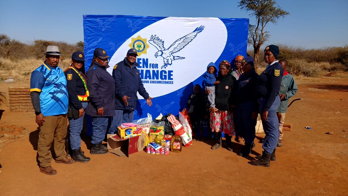 SAPoliceService's tweet image. #sapsNW Madikwe #SAPS members reached out to a family in need who recently lost their son. Members collected clothes and essential goods to donate to the family. The family was also struggling to make burial arrangements for the deceased child due to the absence of official…
