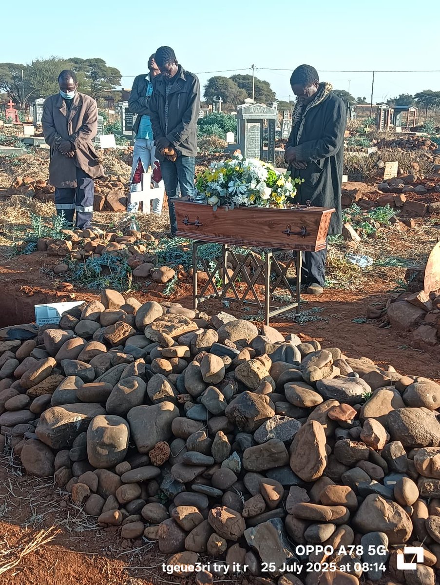 SAPoliceService's tweet image. #sapsNW Madikwe #SAPS members reached out to a family in need who recently lost their son. Members collected clothes and essential goods to donate to the family. The family was also struggling to make burial arrangements for the deceased child due to the absence of official…