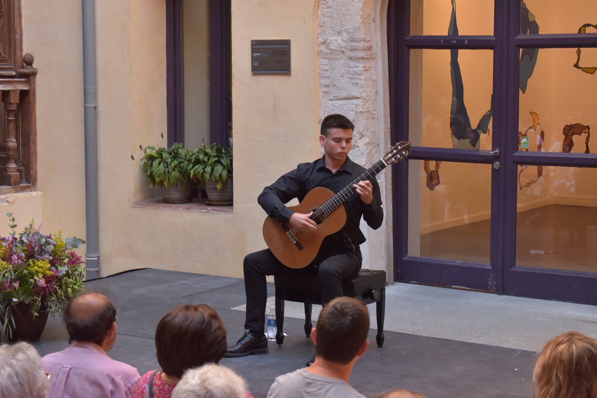 🌹El guitarrista Asier Candial, ganador del Concurso Intercentros Melómano 2024, actuó ayer en el Palacio Quintanar con un programa que demostró su madurez artística y embelesó por completo al público segoviano.
¡Enhorabuena, Asier!