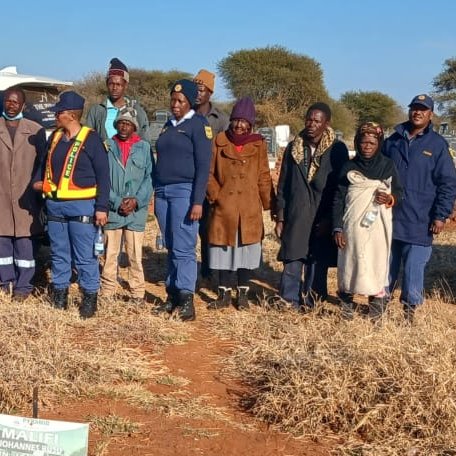 SAPoliceService's tweet image. #sapsNW Madikwe #SAPS members reached out to a family in need who recently lost their son. Members collected clothes and essential goods to donate to the family. The family was also struggling to make burial arrangements for the deceased child due to the absence of official…