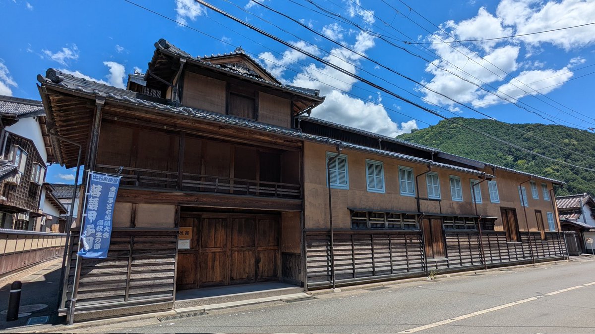 etoogaku's tweet image. 近畿地方最古の芝居小屋・出石永楽館(工事休館で入れず)
昔は夜になると無人の場内から拍子木を打つ音、大幕を引き開ける音、三味線や太鼓の音が聞こえてくることがあったという。音は直近に行われた芝居の順序通りに聞こえるので、人々は狐狸が芝居の真似をしていると言って気にしなかったそうな。
