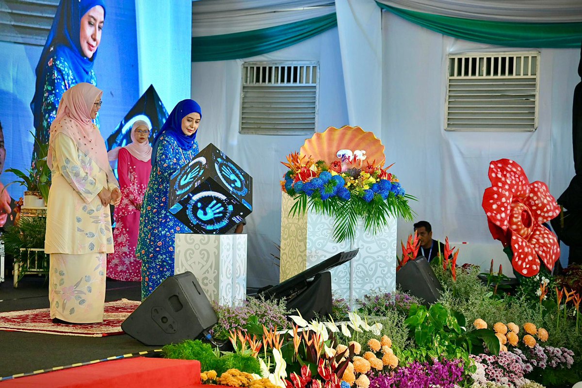 𝐌𝐀𝐉𝐋𝐈𝐒 𝐏𝐄𝐑𝐀𝐒𝐌𝐈𝐀𝐍 𝐁𝐎𝐑𝐍𝐄𝐎 𝐅𝐋𝐎𝐑𝐀 𝐅𝐄𝐒𝐓𝐈𝐕𝐀𝐋 @ 𝐋𝐀𝐁𝐔𝐀𝐍 𝟐𝟎𝟐𝟓

LABUAN, 26 Julai 2025 - YBhg. Datuk Abd Shukor bin Mahmood, Timbalan Ketua Setiausaha Kanan, Jabatan Perdana Menteri (TKSUK JPM), telah menghadiri Majlis Perasmian Borneo Flora