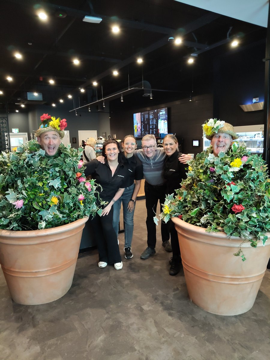 Great to catch up with The Plant pots <a href="/FishergateSC/">Fishergate Shopping Centre</a> I've known for many years and they are very funny 

In the centre #preston until 3 

Go along and see them and take some Baby Bio