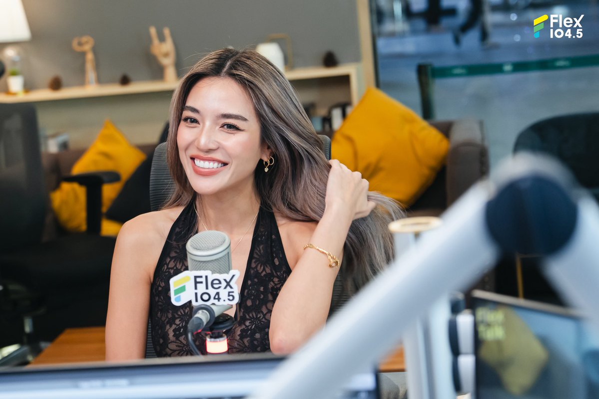 Flex_Connect's tweet image. รายการ Flex Talk ได้ stay กับ LADIIPRANG แบบเต็มอิ่ม เมื่อวันอังคาร ที่ 22 กรกฎาคม ที่ผ่านมา พร้อมเพลง “อยู่จนกว่าจะทนไม่ไหว (stay)” มานั่งพูดคุย เปิดใจ และถ่ายทอดทุกความรู้สึกที่ซ่อนอยู่ในทุกท่อนของเพลง 🎶 บรรยากาศทั้งอบอุ่น ทั้งจริงใจ จนใครดูต้องยิ้มตามแน่นอน…