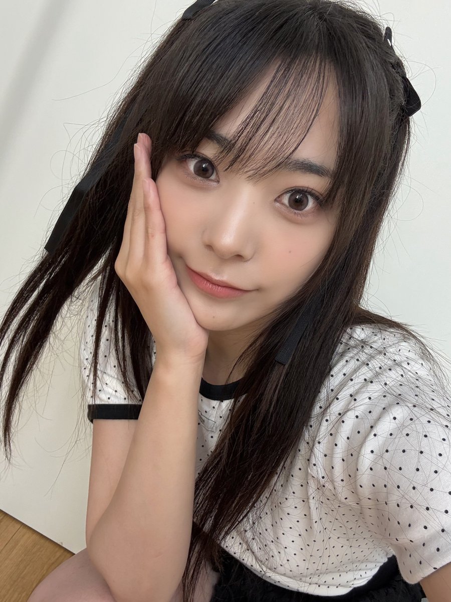 @Weekly_QWER: Jul,26,2025 Siyeon weverse post weverse.io/qwer/artist/3-… Today is half twintails🖤 I wore a black ribbon!!! Isn't it cute? The makeup shop teacher put a cute ribbon on me so I was excited from the morning hehe The fan signing event was fun and most of all, I was thankful…