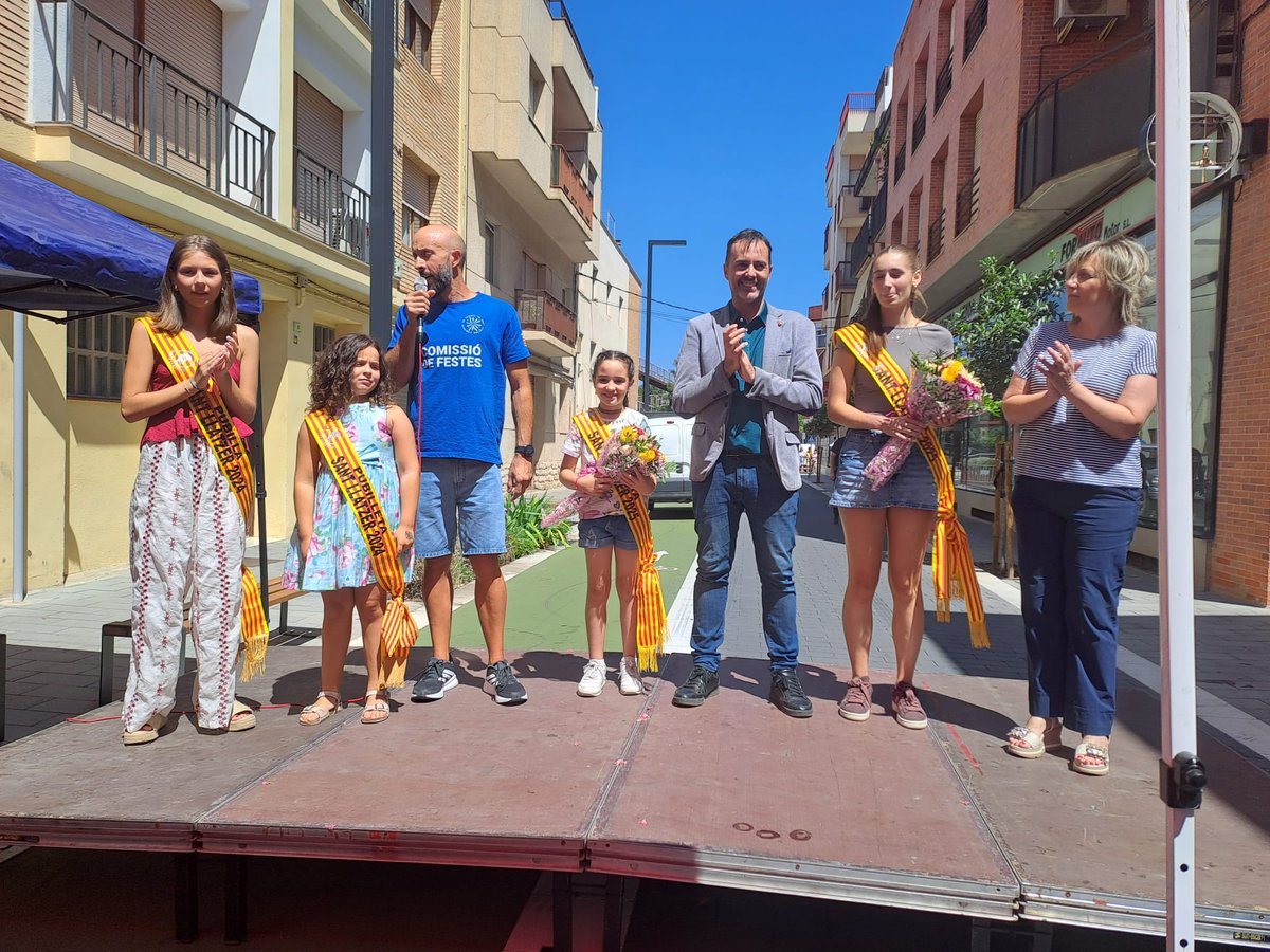 JordiJordanEbre's tweet image. Avui hem fet la presentació de pubilles al barri de #SantLlàtzer amb un vermut electrònic. Enhorabona! També cal agrair la feina que fan tota la comissió de festes per organitzar-les amb tanta dedicació i esforç. Gràcies!