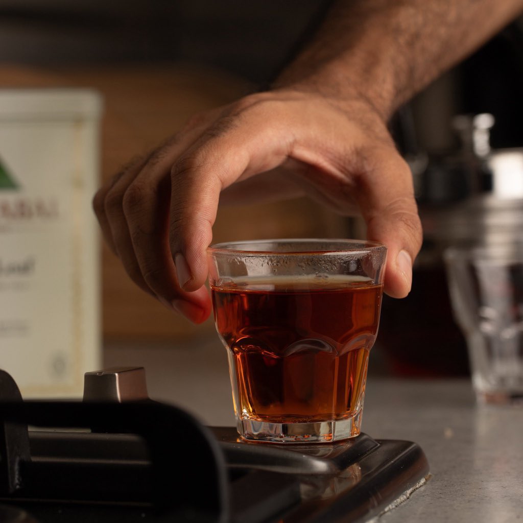 يوم سَمّوه شاهي حطّه الله نفاد
للدفين المخامر والحلي والنقود

أحسب ان ما يحبه غير حضر البلاد
البوادي على شانه تشد القعود

ما حلا بالبيالة صبّته بالركاد
طايرٍ له رغاةٍ مثل در الصعود

مثل دم النحر بين الحَمَر والسواد
شربته تقعد اللي في منامه ينود