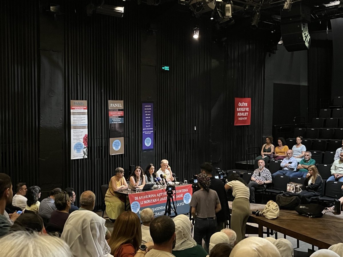 HDK_KONGRE's tweet image. Merkezi Yürütme Kurulu üyelerimiz ile Ölüye Saygı ve Adalet İnisiyatifi’nin düzenlediği “Barış İnşasında Ölüye Saygı ve Adalet Talebi” paneline katıldık.
Barışın ve demokratik toplumun inşası için karanlıkların aydınlatılması ve hakikatlerle yüzleşme talebini yükseltmeye devam…