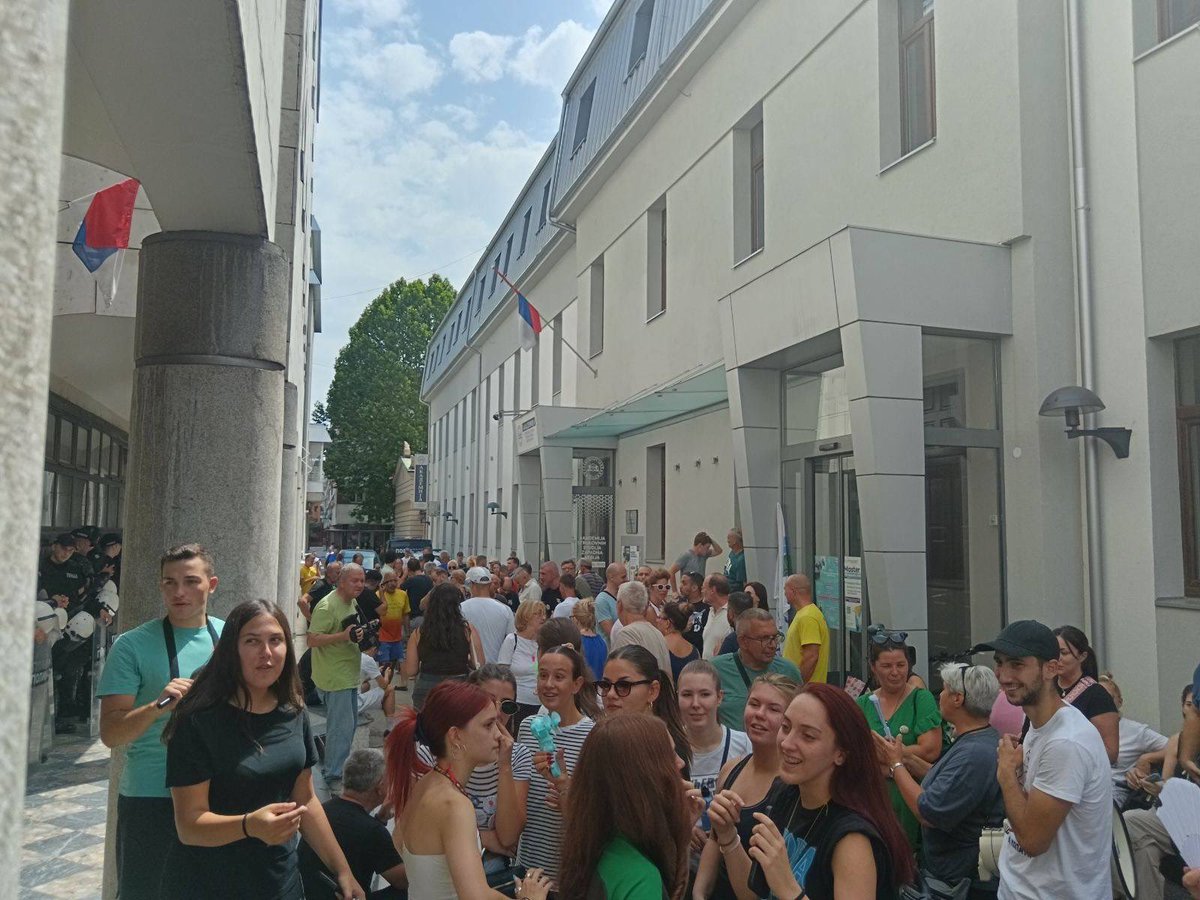 demokrate's tweet image. 📍 Valjevo danas.
Umesto huligana, hapse se ljudi koji su stali uz studente.
Ali nas ima – i bićemo uz njih, uvek.