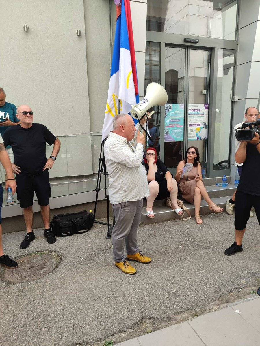demokrate's tweet image. 📍 Valjevo danas.
Umesto huligana, hapse se ljudi koji su stali uz studente.
Ali nas ima – i bićemo uz njih, uvek.
