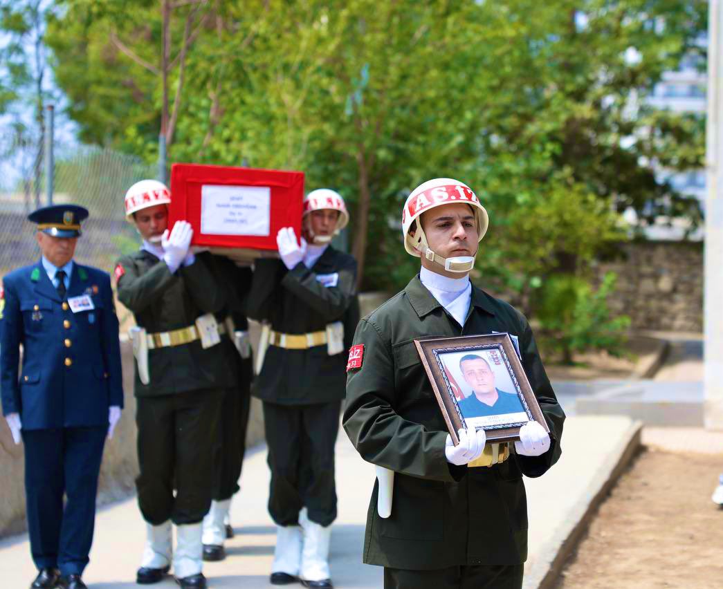 İskenderun’da temel askerlik eğitimi sırasında rahatsızlanarak şehadet mertebesine ulaşan Muhafız Er Hayrullah Halit Karaman ve İkmal Er Semih Erdoğan’a Yüce Allah’tan rahmet diliyorum.

Bugün Hatay’ımızda düzenlenen askeri törenin ardından aziz şehitlerimizi dualarla, saygı ve