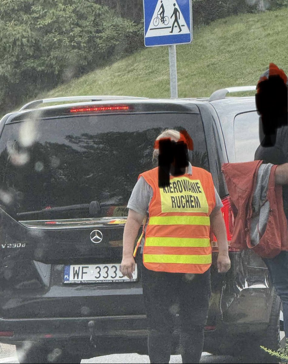 MarcinNajman's tweet image. Czy to przypadek, że fura z JLO pilotowała rydwan Cesarza na sam stadion?😎