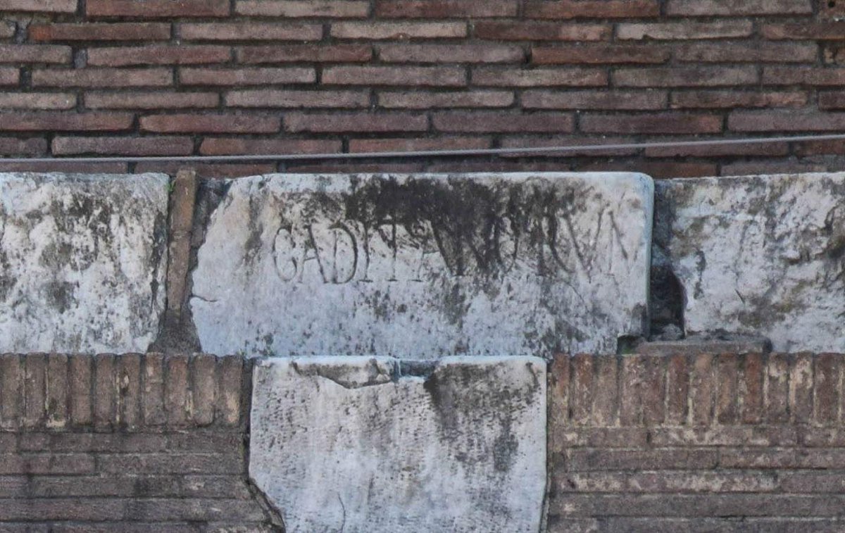 Esto es cierto. Cuando los Balbo de Cádiz eran los banqueros de Julio César y un siglo después les pusieron adientos reservados en el Coliseo, en los valles de Urbia se limpiaban el culo con piedras de rio.