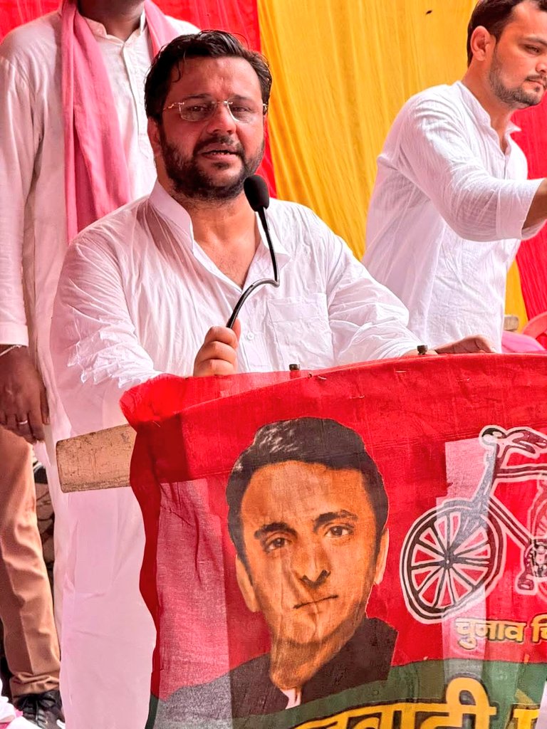 संविधान मान स्तम्भ दिवस (आरक्षण दिवस) कार्यक्रम बहराइच के मुख्य अतिथि सांसद माननीय उत्कर्ष वर्मा जी रहे,
पूर्व कैबिनेट मंत्री माननीय <a href="/yasarshah_SP/">Yasar Shah</a> जी, विधायक मटेरा श्रीमती मारिया शाह जी जिला अध्यक्ष रामहर्ष जी सहित सैकड़ों कार्यकर्ता शामिल रहे।