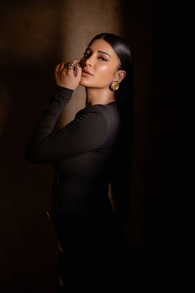 ursniresh's tweet image. King @iamnagarjuna is going to surprise everyone with his role in #Coolie.
For the first time, he’s playing a character with negative shades - and he’s nailed it! 🔥
Telugu audiences are in for a treat.
– @shrutihaasan
#ShrutiHaasan #CoolieFromAug14
