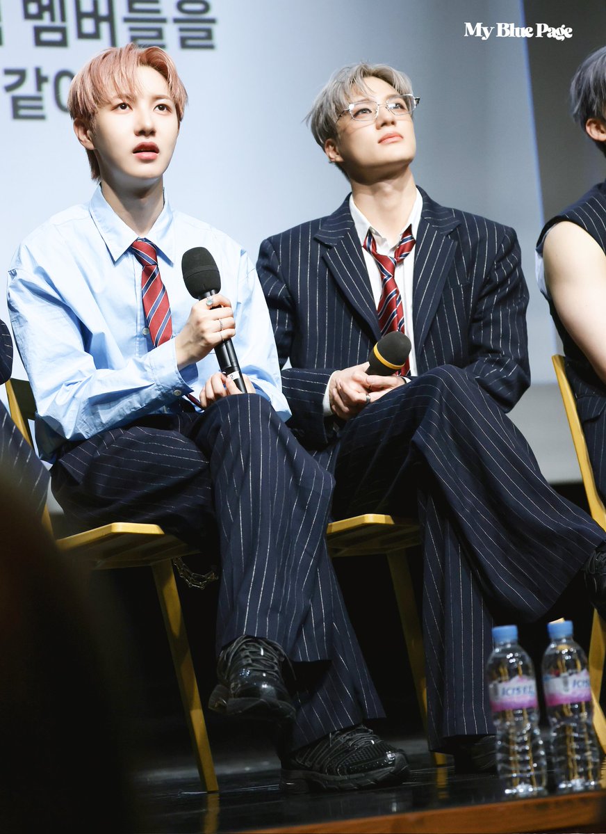 MyBluePage's tweet image. 같은 포즈로 있는 걸 찍고 싶었슨

250726 음중 미팬
#런쥔 #RENJUN #제노 #JENO