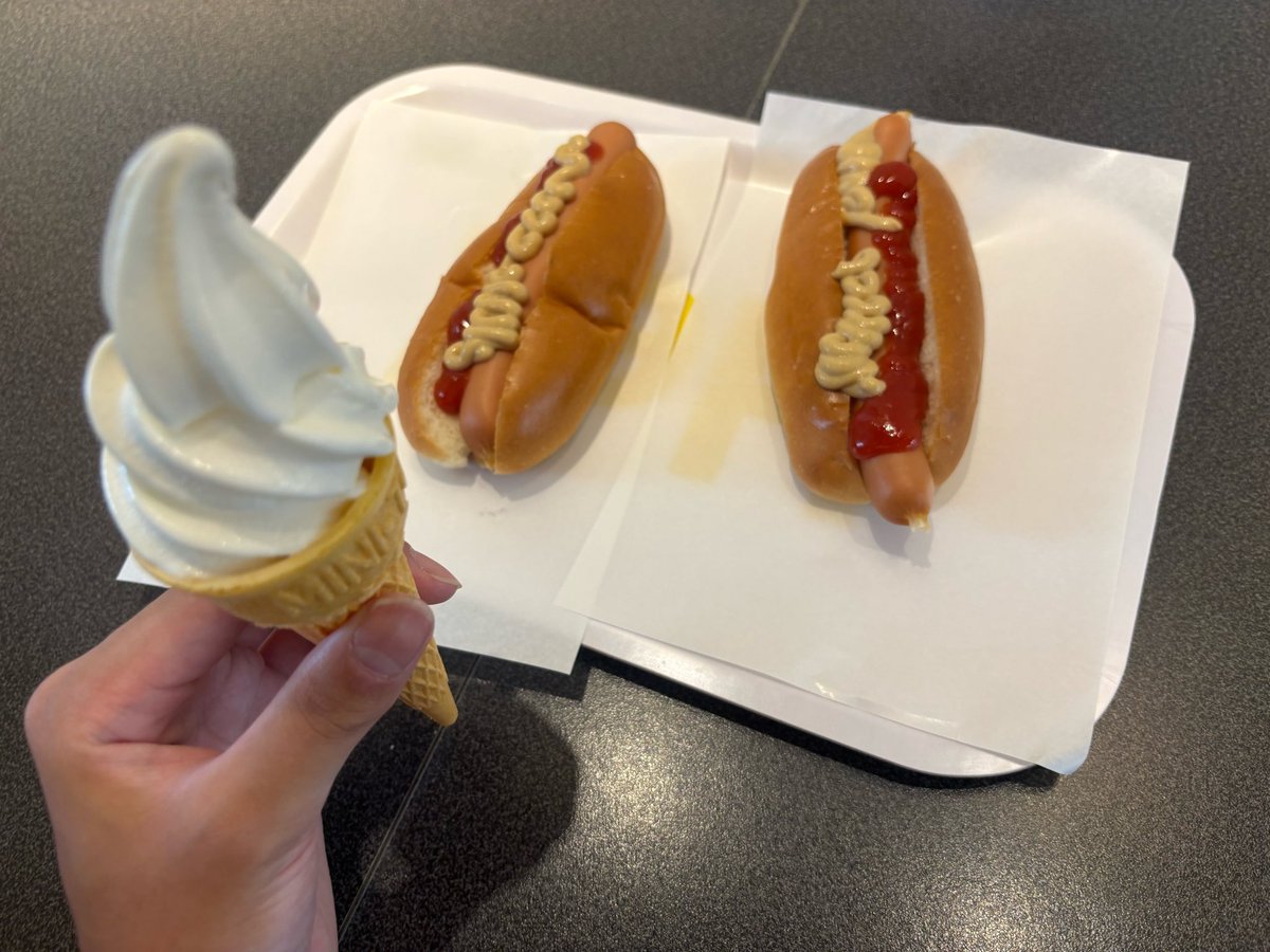 TubaGoma's tweet image. 今の時代で 𝕀𝕂𝔼𝔸 の🌭と🍨の値段が結構お手頃価格なの凄いと思う。

ちなみこれで &quot; 250円 &quot;