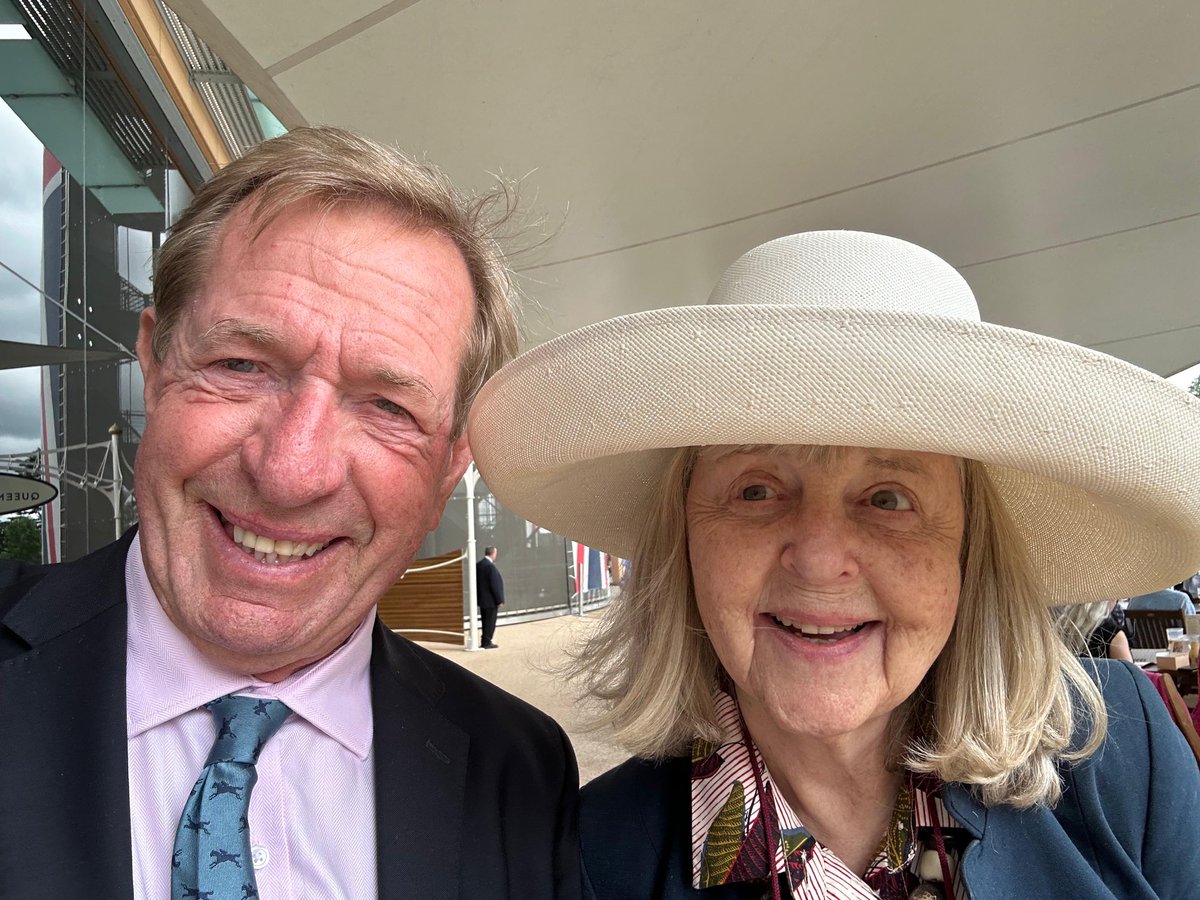 tommoracing's tweet image. It’s always a true pleasure to meet up with @BoobyMcCririck - a wonderful lady and we’ll always have so many stories to share of the biggest of big fellas, the much missed John McCririck 🤍🐎