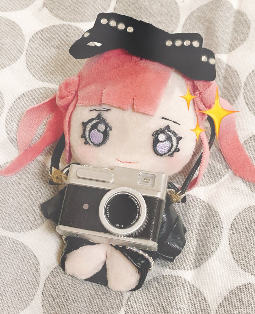Mizinko20240314's tweet image. (カメラをプレゼントマシーンで作った)
これで事件現場を抑えるぞ…!
まず手始めに、厄師寺先輩のプリンを盗み食いしようとしてる凶鳥先輩の写真を撮ろう!✨️
#ハンドラ手芸部