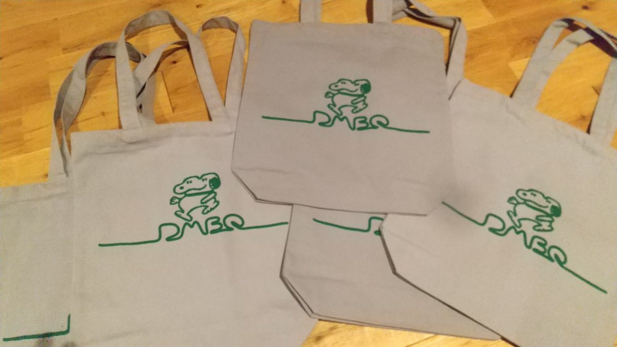 DMBQ_info's tweet image. 明日の物販は、試験的に数枚作ってそのままになっていた手染めのTシャツと、こちらも作ったきりになっていたトートを持ってゆきます。
いずれも5枚くらいしかないです。
是非よろしくおねがいいたします!
