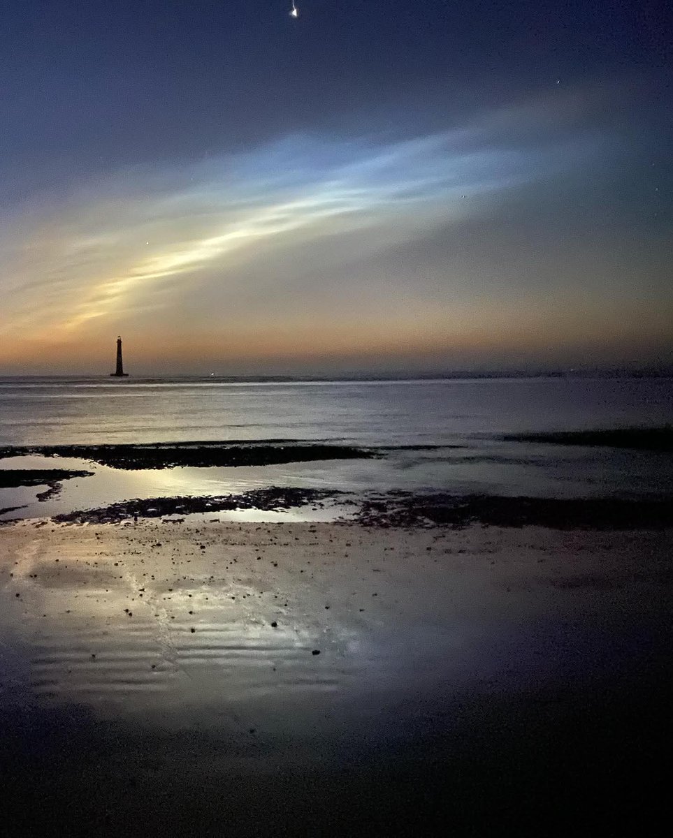 SheaGibsonWx's tweet image. Wow! Great shots from @kcgar56 of the #SpaceX #Falcon9 vapor trail this morning as seen over the Morris Island Lighthouse, Charleston, SC. #chswx
