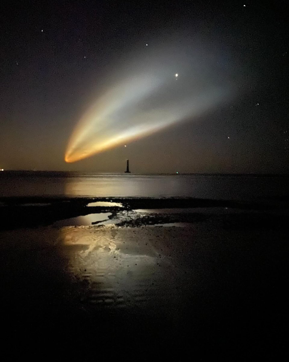 SheaGibsonWx's tweet image. Wow! Great shots from @kcgar56 of the #SpaceX #Falcon9 vapor trail this morning as seen over the Morris Island Lighthouse, Charleston, SC. #chswx