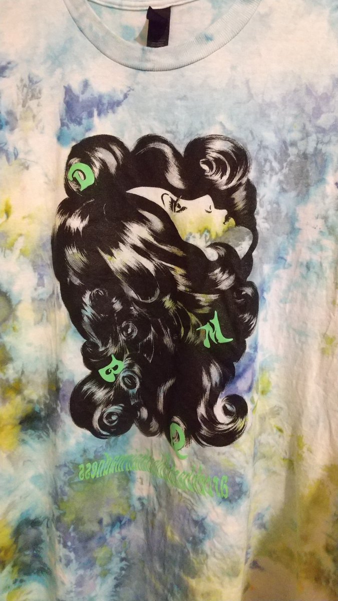DMBQ_info's tweet image. 明日の物販は、試験的に数枚作ってそのままになっていた手染めのTシャツと、こちらも作ったきりになっていたトートを持ってゆきます。
いずれも5枚くらいしかないです。
是非よろしくおねがいいたします!