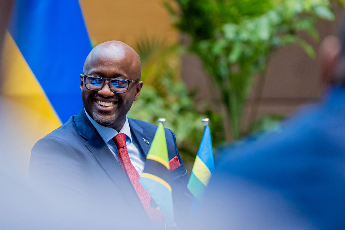 RwandaMFA's tweet image. At the Kigali Convention Centre, Minister @onduhungirehe and Amb. Mahmoud Thabit Kombo, Minister of Foreign Affairs and East African Cooperation of Tanzania, co-chaired the Ministerial Session of the 16th Joint Permanent Commission (JPC) between Rwanda and Tanzania.
In their…