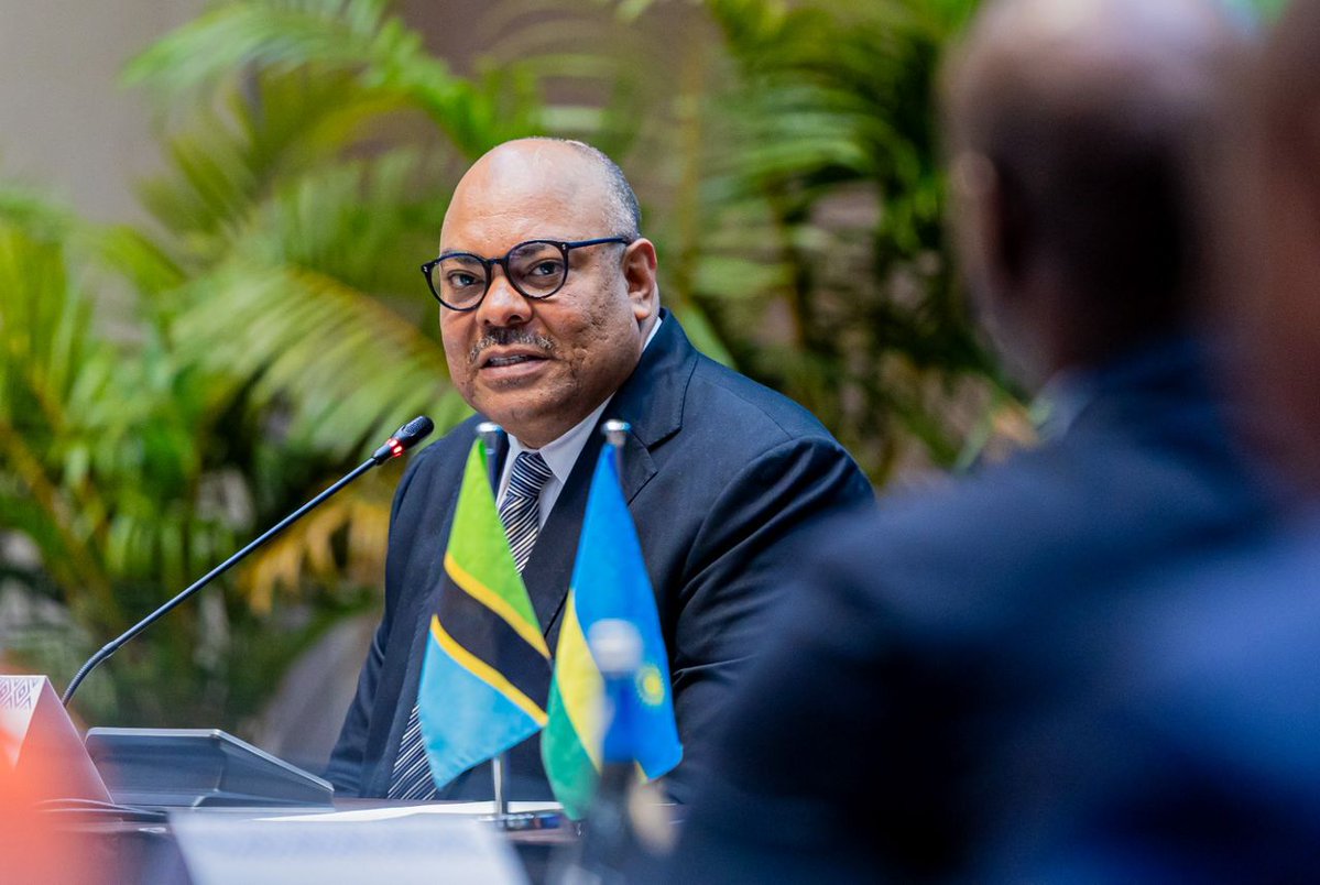 RwandaMFA's tweet image. At the Kigali Convention Centre, Minister @onduhungirehe and Amb. Mahmoud Thabit Kombo, Minister of Foreign Affairs and East African Cooperation of Tanzania, co-chaired the Ministerial Session of the 16th Joint Permanent Commission (JPC) between Rwanda and Tanzania.
In their…