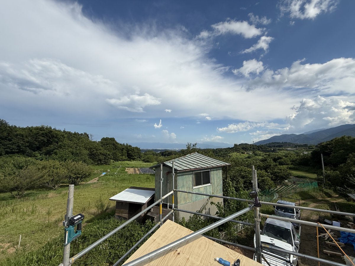 tomoe_w_p's tweet photo. 今日のお手伝い現場🔨
景色最高⛰️ https://t.co/w6hFS5g9Me