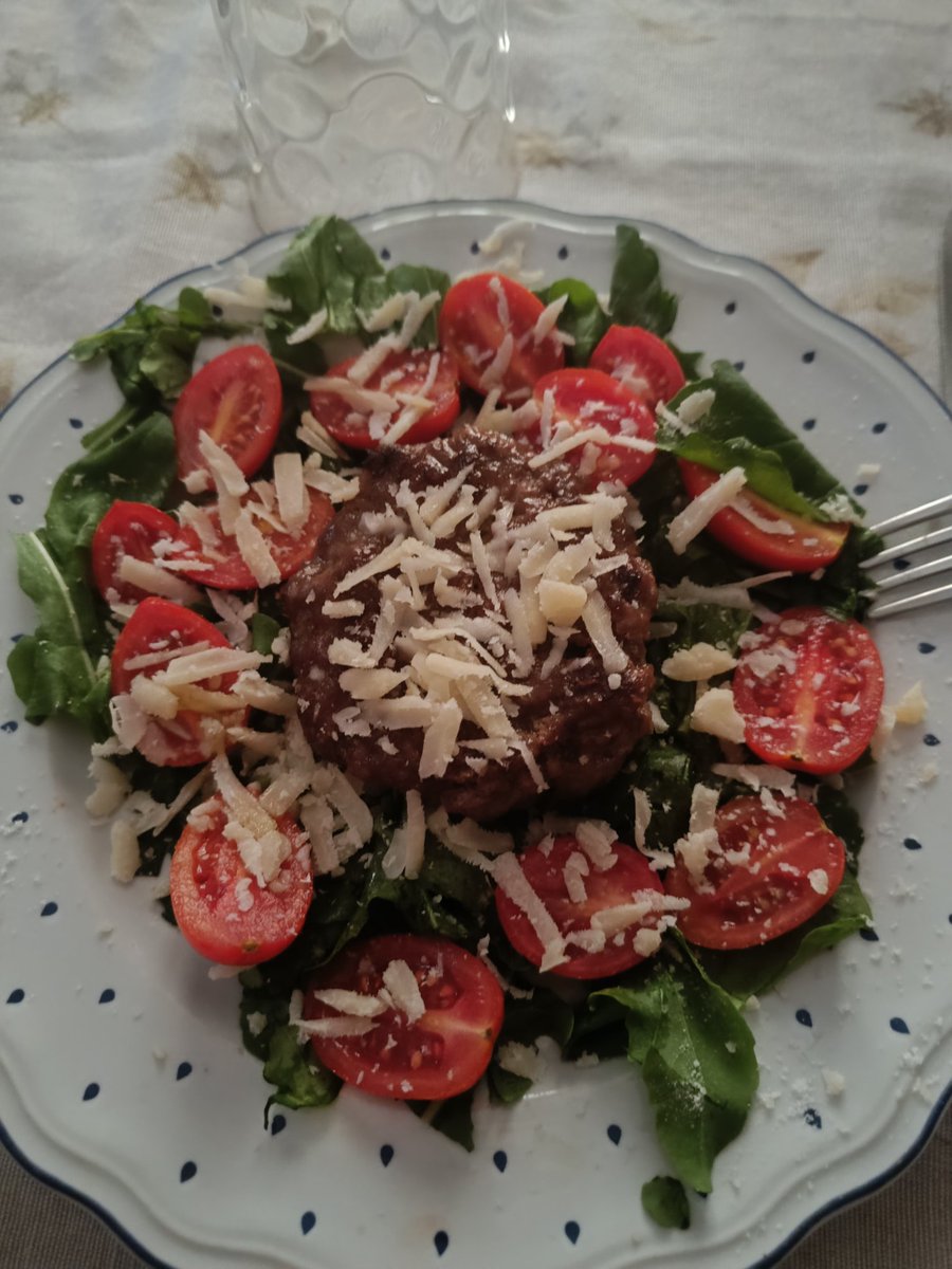 pinsandro8412's tweet image. Ti va di salire da me? Ho preparato hamburger su letto di rucola e pomodorini con una cascata di scaglie di grana padano.