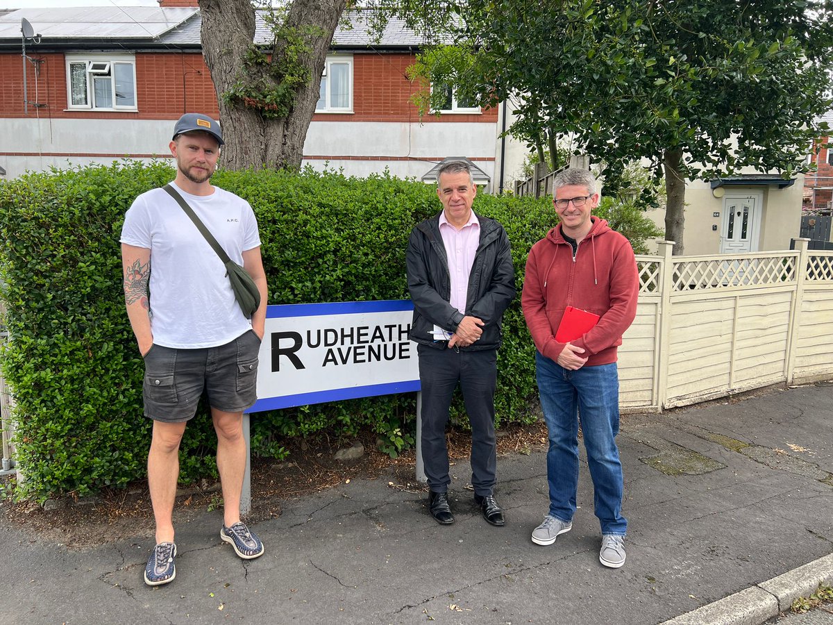 OldMoatLabour's tweet image. Good street surgery this morning on Rudheath Avenue/Saltney Avenue/Hassall Avenue with @JeffSmithetc and our local councillors. 

Lots of casework picked up to action, and plenty of conversations with our residents about local issues that we can help and assist with in Old Moat.